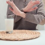Symbolbild: Ablehnung von Milch – Hinweis auf Laktoseintoleranz, Milchallergie oder Unverträglichkeit gegenüber Milchprodukten.