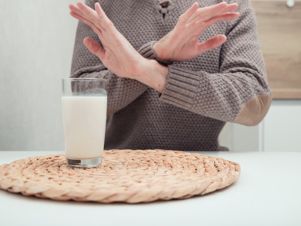 Symbolbild: Ablehnung von Milch – Hinweis auf Laktoseintoleranz, Milchallergie oder Unverträglichkeit gegenüber Milchprodukten.