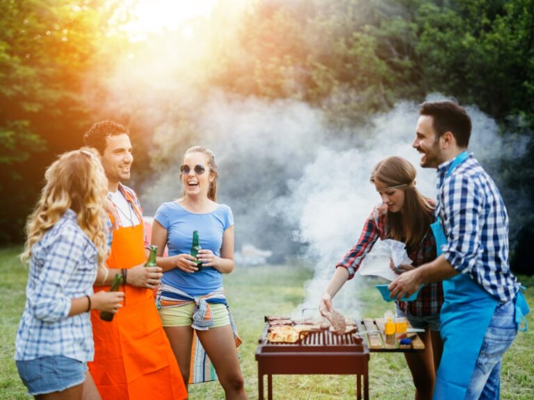 Grillen mit Nahrungsmittelunverträglichkeit: Freundesgruppe beim BBQ mit individuellen Speisen und Rücksicht auf Unverträglichkeiten
