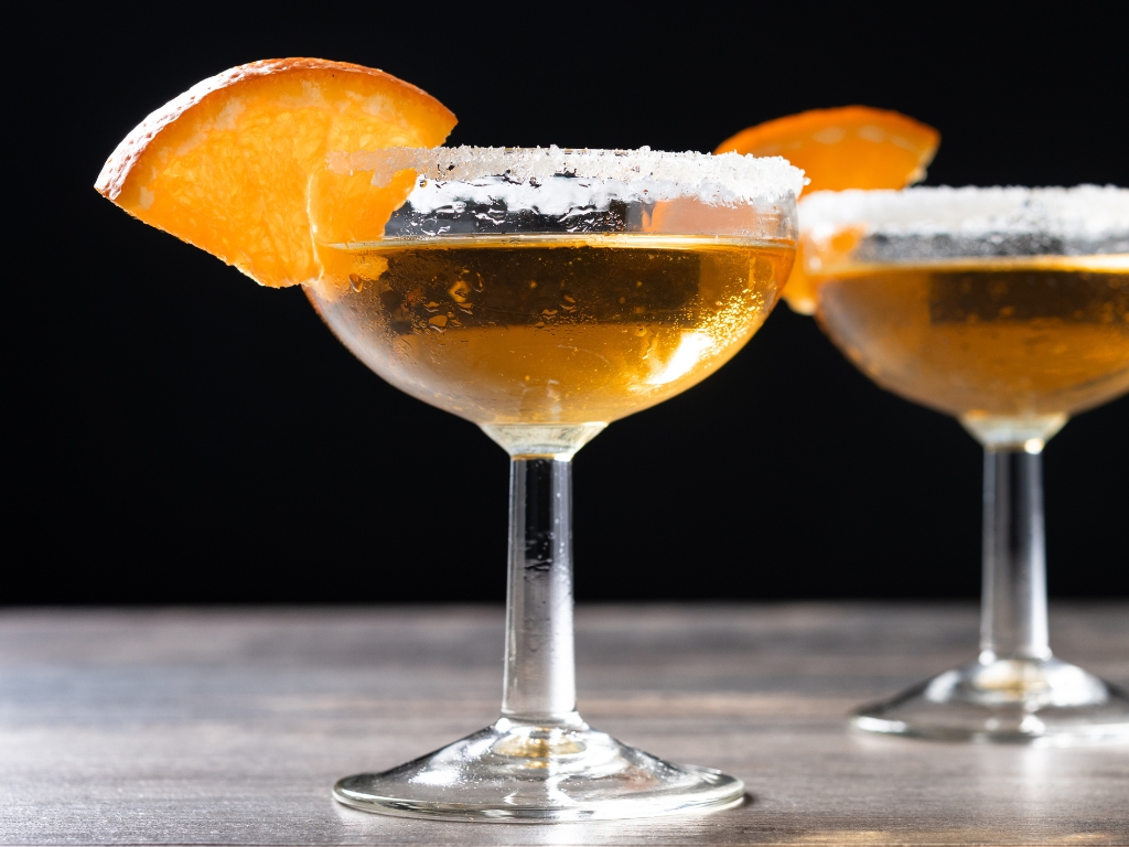 Zwei Martini Gläser mit Alkohol. Ein bekannter Trigger bei Nahrungsmittelunverträglichkeiten.