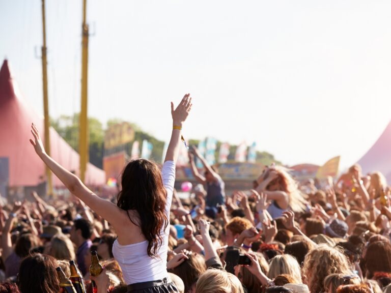 Auf dem Bild sieht man eine Frau mit Intoleranzen, die Spaß auf einem Festival hat.