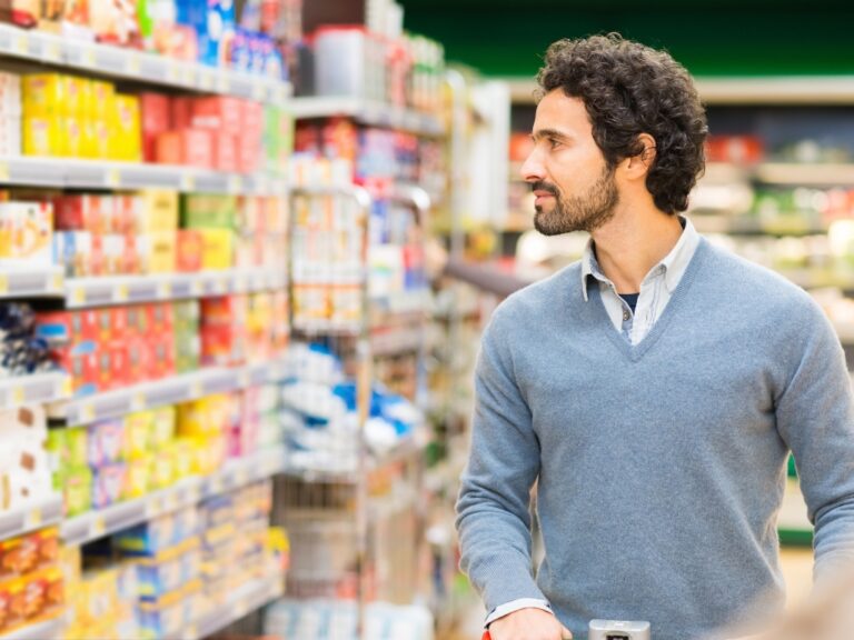 Ein Mann ist im Supermarkt einkaufen und achtet dabei auf die Produkte die er kauft. Er hat Intoleranzen und muss deswegen drauf achten, welche Produkte er kauft