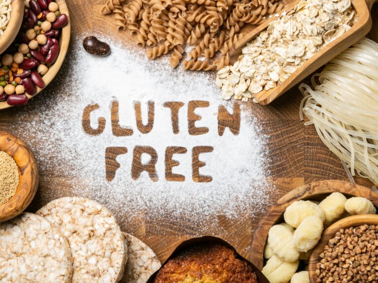 Auf dem Bild ist das Wort "Gluten free" zu erkennen. Drum herum liegen glutenhaltige Lebensmittel.