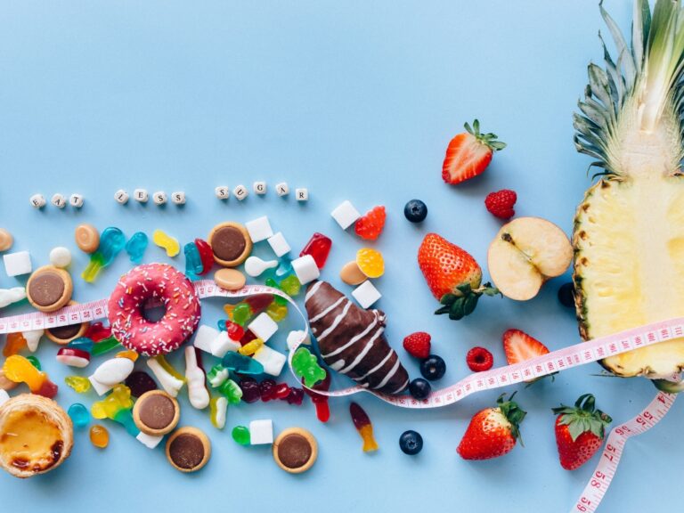 Auf dem Bild sind verschiedene, zuckerhaltige Lebensmittel zu sehen. Bei vielen ist Vorsicht geboten für Menschen mit Fruktoseintoleranz, da hier viel Fruktose enthalten sein kann.